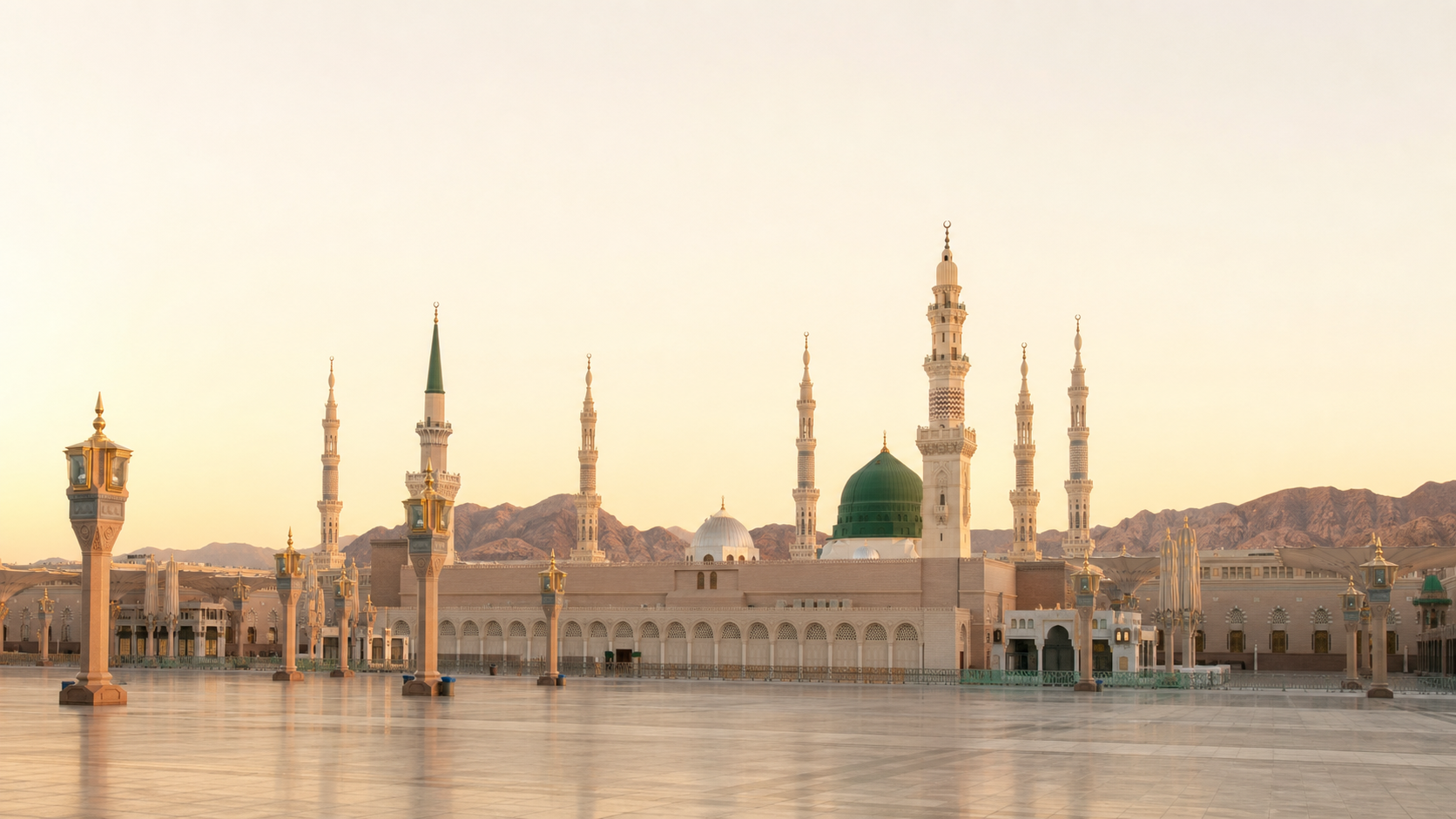 Pemandangan lengkap Masjid Nabawi di Madinah saat matahari terbit